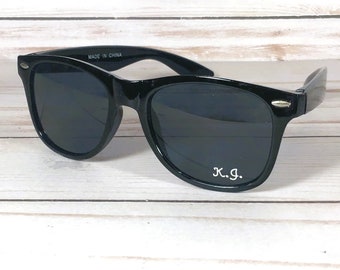 Gafas de sol Wayfarer para niños en color negro con acabado brillante. Muy popular para bodas, cumpleaños, regalos de fiesta, deportes. Edad de 2 a 8 años.