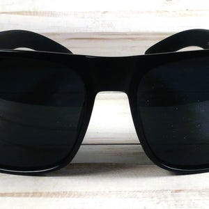 NOMBRE GRABADO GRATIS en gafas de sol clásicas. Calidad de diseñador. Regalo ideal para amigos, hombres o mujeres. Blk Glossy/Smoke len