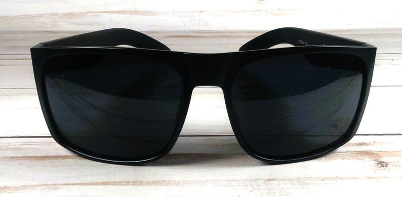 NOMBRE GRABADO GRATIS en gafas de sol clásicas. Calidad de diseñador. Regalo ideal para amigos, hombres o mujeres. Blk Glossy/Smoke len
