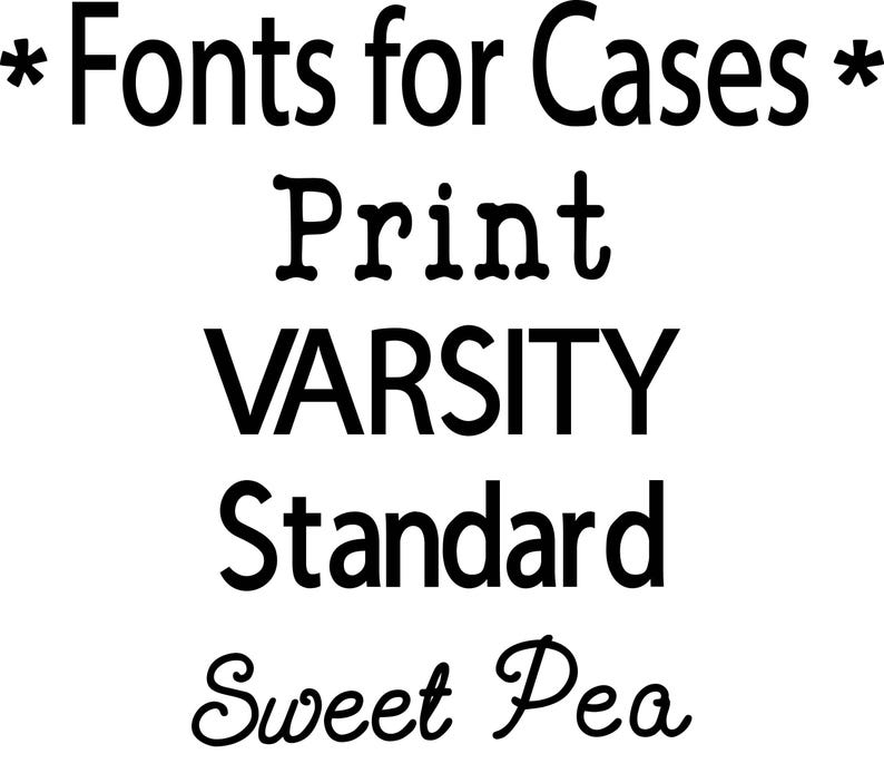 Puede incluir: Un gr&aacute;fico de texto negro sobre fondo blanco que muestra opciones de fuentes para fundas. El texto dice: *Fonts for Cases*, Print, VARSITY, Standard y Sweet Pea. Cada l&iacute;nea presenta un estilo de tipograf&iacute;a distinto, desde letras de bloque a cursiva.