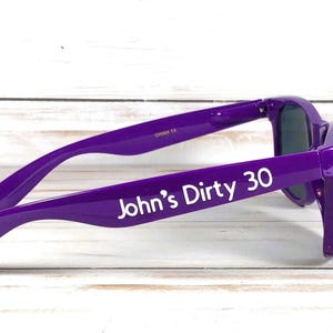 Lunettes de soleil Wayfarer personnalisées : texte personnalisé, anniversaire, voyage image 2