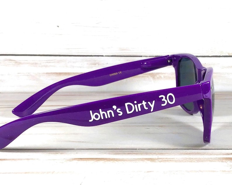 Lunettes de soleil Wayfarer personnalisées : texte personnalisé, anniversaire, voyage image 2