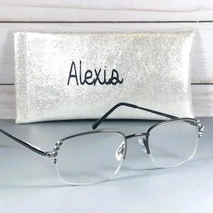 Clear Crystals sparkle and shine on this reader. +1.25 Personalized case. imagem 2