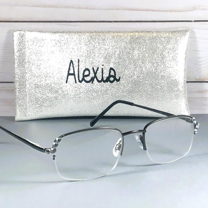 Clear Crystals sparkle and shine on this reader. +1.25 Personalized case. imagem 2