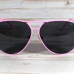 LUNETTES DE SOLEIL PERSONNALISÉES gravées d'un NOM. Qualité design. Tendance et mode. Pink