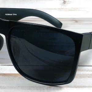 NOMBRE GRABADO GRATIS en gafas de sol clásicas. Calidad de diseñador. Regalo ideal para amigos, hombres o mujeres. Blk Matte/Smoke lens