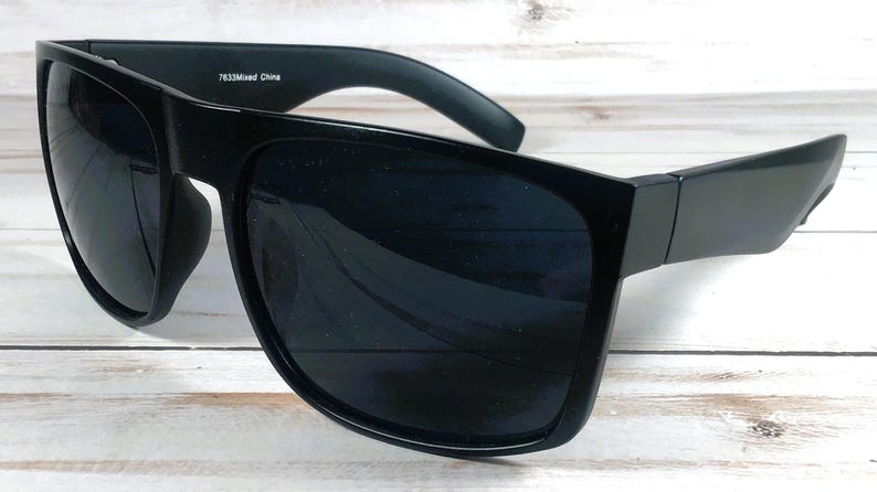 NOMBRE GRABADO GRATIS en gafas de sol clásicas. Calidad de diseñador. Regalo ideal para amigos, hombres o mujeres. Blk Matte/Smoke lens