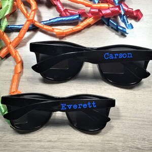 Personalized Black Wayfarer Sunglasses. Custom Name, Age 2 to 8. afbeelding 7