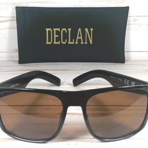 NOMBRE GRABADO GRATIS en gafas de sol clásicas. Calidad de diseñador. Regalo ideal para amigos, hombres o mujeres. Blk Gloss/Brown lens