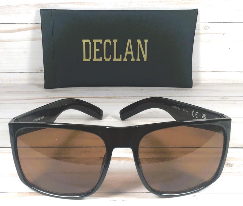 NOMBRE GRABADO GRATIS en gafas de sol clásicas. Calidad de diseñador. Regalo ideal para amigos, hombres o mujeres. Blk Gloss/Brown lens