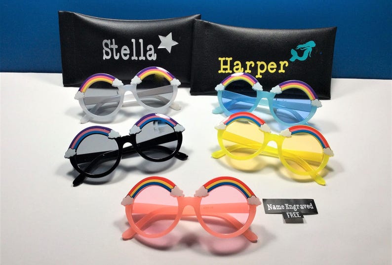 Puede incluir: Cuatro pares de gafas de sol arco&iacute;ris con lentes de diferentes colores. Las gafas tienen un dise&ntilde;o de arco&iacute;ris con nubes en la parte superior de las monturas. El texto "Nombre grabado GRATIS" es visible en la esquina inferior derecha de la imagen.