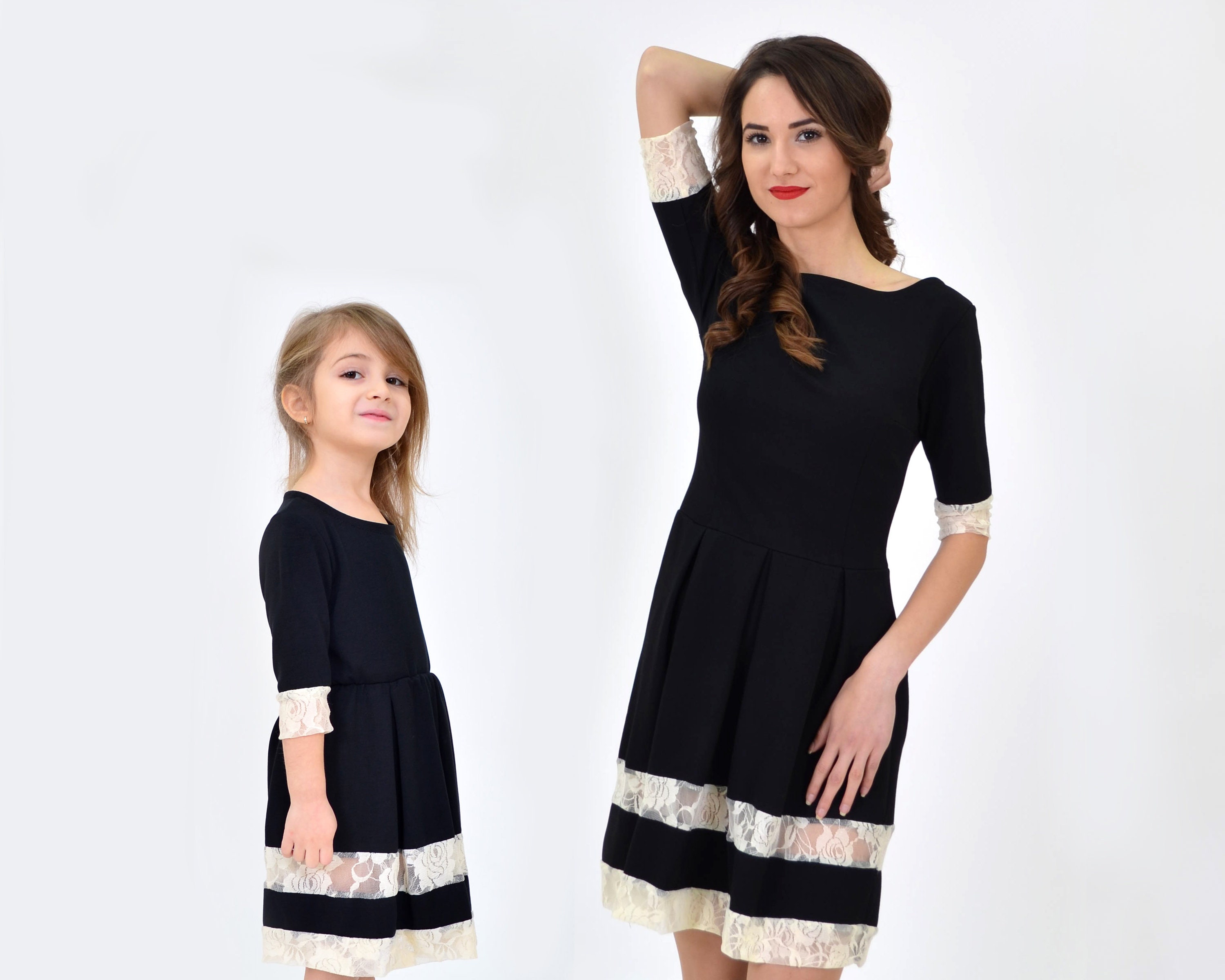 Mutter und Tochter passende Kleider, Mama und mich passende Outfits, Mutter und Tochter schwarze