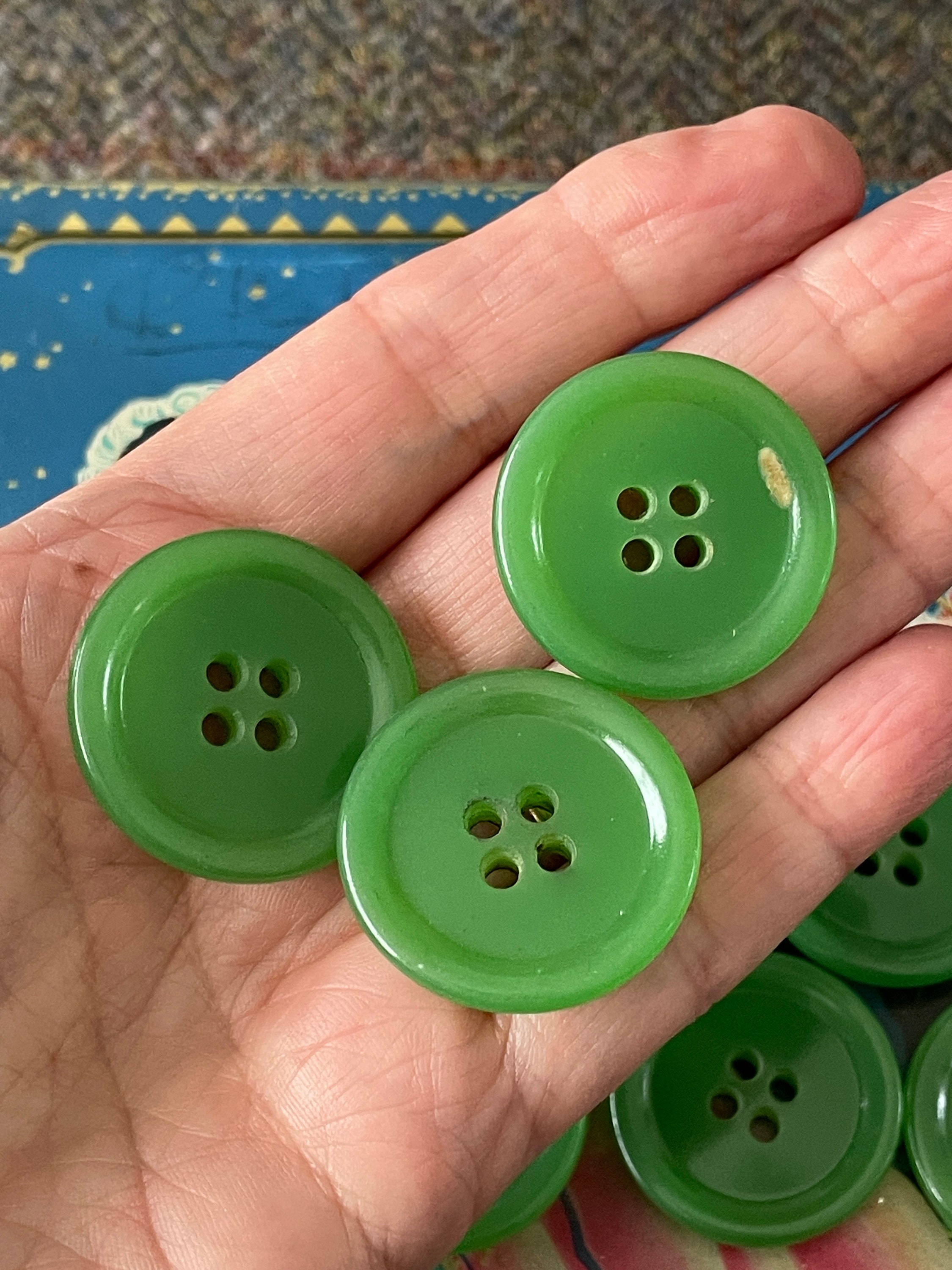Lot De 8 Boutons Vintage Multicolores Verts - Diamètre 1,9 Cm, Référence 1059, Origine France
