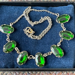 Bellissima collana vintage in pasta di vetro verde Art Déco