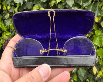 Antieke Franse Pince Nez met bewerkte leren tas