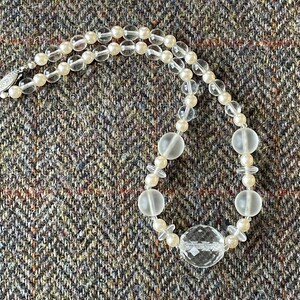 Inusual vintage vidrio transparente y collar con cuentas de perlas falsas