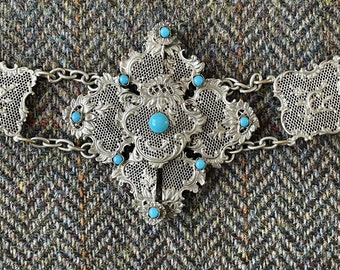 Panel de metal decorativo antiguo y cinturón de cadena - Estilo de filigrana perforada - Piedras azules turquesas engarzadas en garras - Hebilla adornada