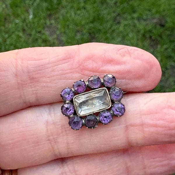 Broche o alfiler de luto de cristal de amatista georgiano