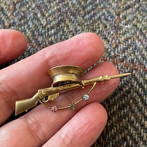 Antique WW1 British Patriotic Rifle Trench Cap Sweetheart Brooch Manufactured By T&H