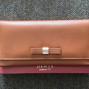 Cartera o billetera de cuero color canela con pequeños detalles de calidad superior, tamaño grande