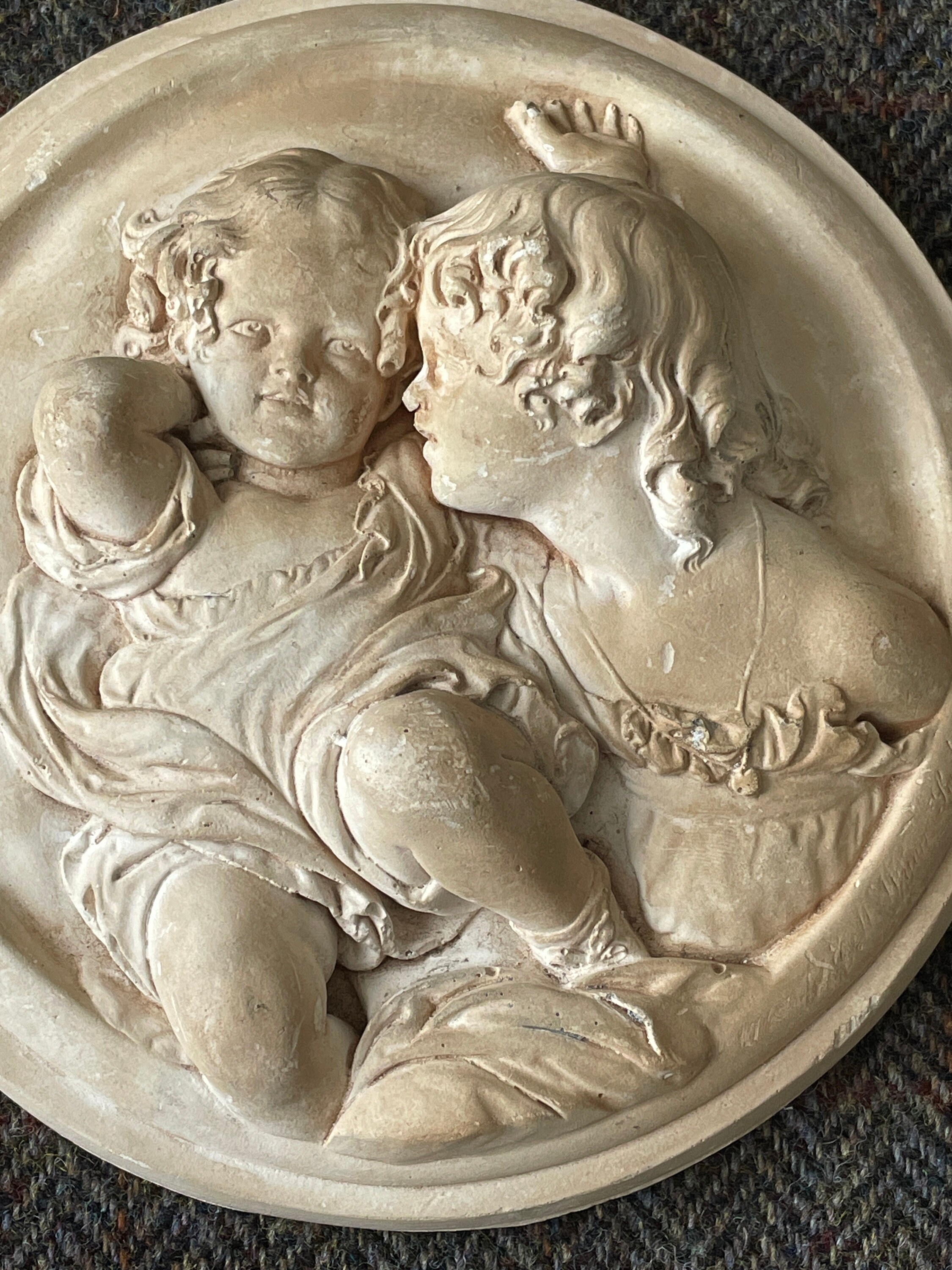 彫刻レリーフ三つ編みの少女