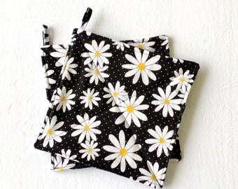 Daisy Potholders, Black Polka Dot, Set of 2 Quilted Hot Pads