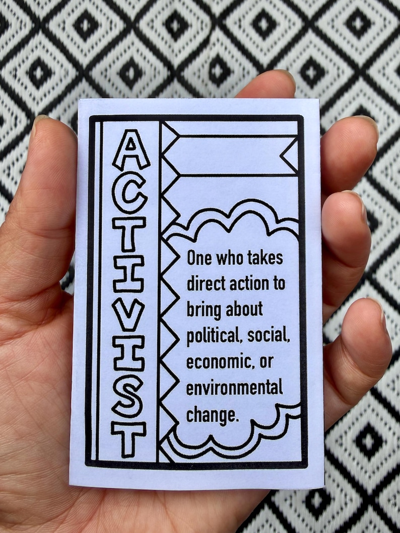 Puede incluir: Una tarjeta rectangular blanca con borde negro que presenta la palabra ACTIVIST escrita verticalmente en fuente negrita. A la derecha, un gr&aacute;fico en forma de nube contiene el texto: One who takes direct action to bring about political, social, economic, or environmental change.