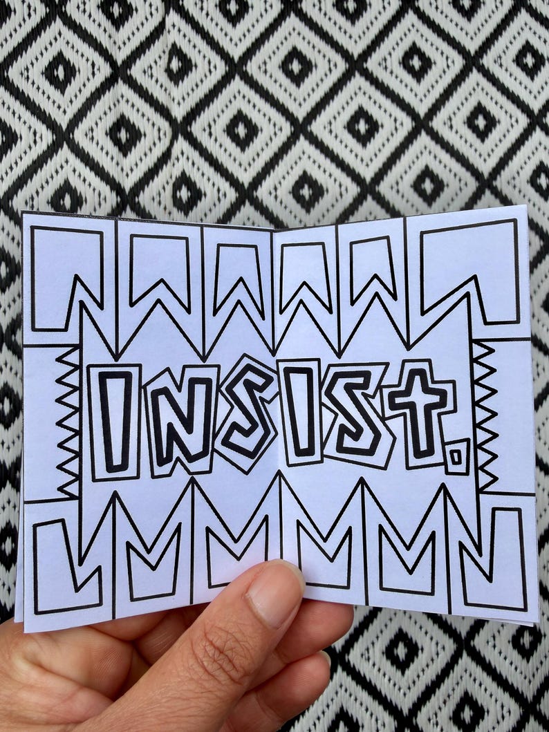 Puede incluir: Una tarjeta rectangular blanca con la palabra INSIST. impresa en letras may&uacute;sculas negras en negrita. El texto est&aacute; rodeado por un borde geom&eacute;trico de l&iacute;neas negras que consiste en formas triangulares y rectangulares repetidas.