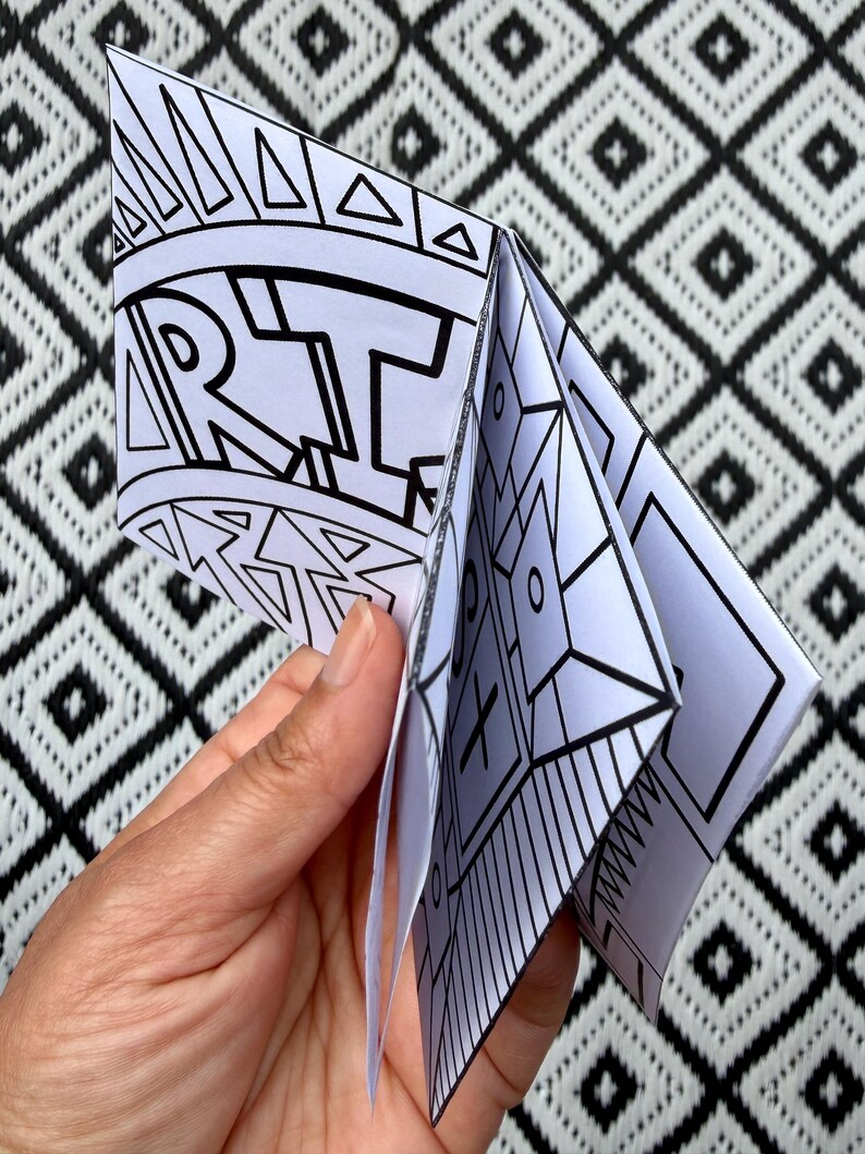 Puede incluir: Un folleto de papel blanco con dise&ntilde;os de l&iacute;neas en tinta negra. La portada presenta la palabra ART en letras may&uacute;sculas negritas rodeada de patrones geom&eacute;tricos. Las p&aacute;ginas interiores muestran varias formas abstractas, l&iacute;neas y s&iacute;mbolos.