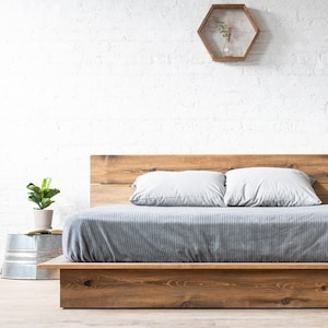 Cama de plataforma rústica y moderna con cabecero Ol' Weathered Plank Low Pro - Estilo loft - Madera maciza - Hecho a mano en EE. UU.