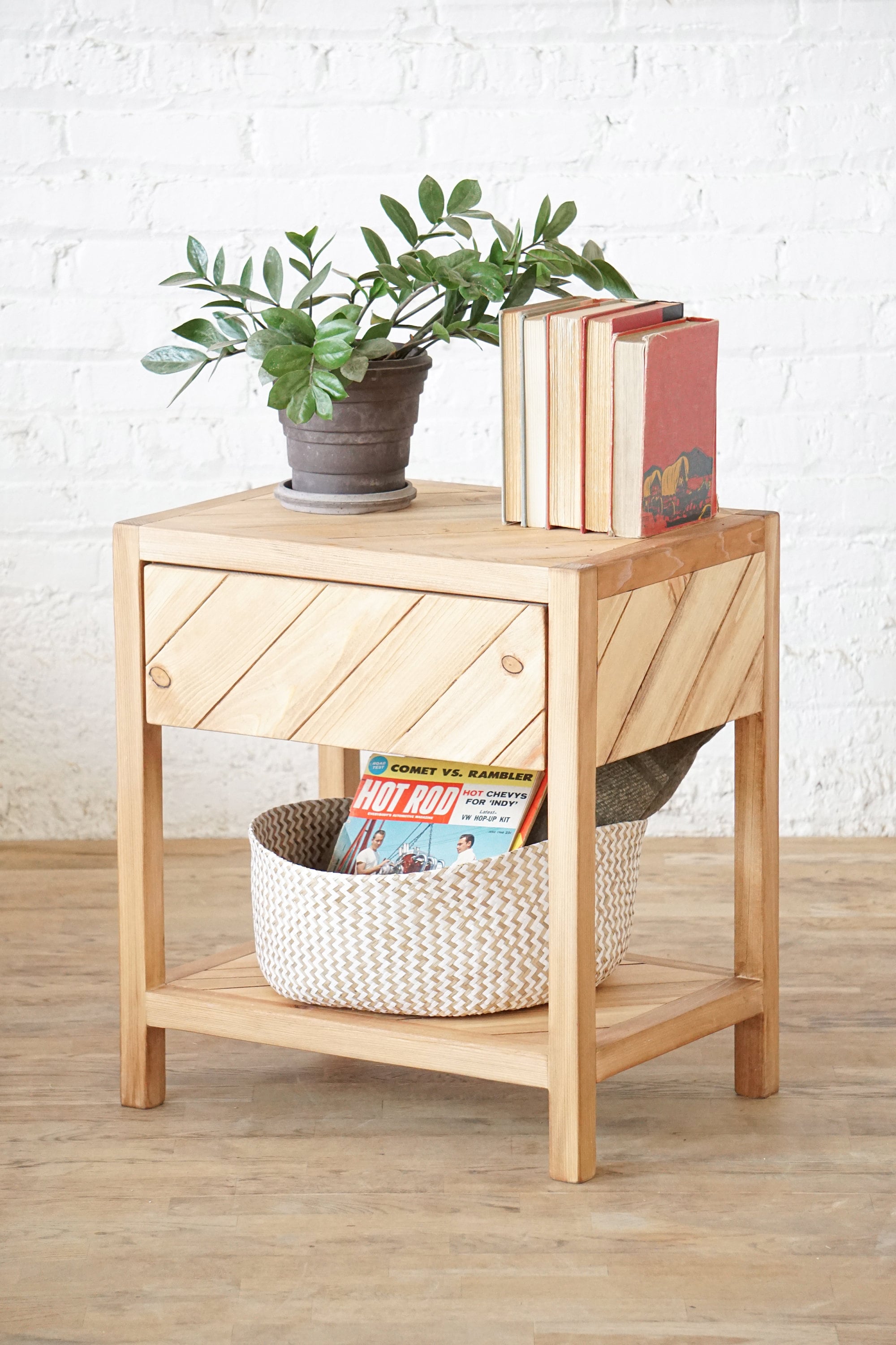 Comet nightstand 2024