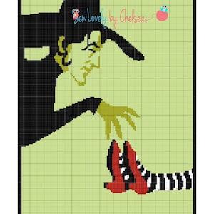 以下が含まれることがあります： オズの魔法使いの西の悪い魔女がルビーの靴に手を伸ばしているピクセル化されたイラスト。画像には、黒い魔女のシルエット、緑色の肌、赤色の靴と白黒のストライプの靴下が描かれています。テキストは「Sew Lovely by Chelsea」と書かれています。