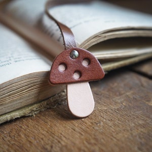 Mushroom Bookmark - Brown / Forager Leather Bookmark / Fantasy Book Accessories / Bibliophile / Gift For Reader / Leather Goods