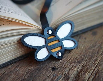 Leather Bee Bookmark / Cute Pollinator Gift For Fantasy Reader / Custom Handmade Book Accessories / Nature Themed Gardener Gift