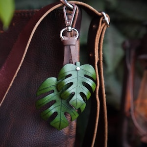 Monstera Leaf Leather Bag Charm / Monstera Keychain / Tropical Plant Lover Gift Ideas / Cute Cottagecore Key Accessories