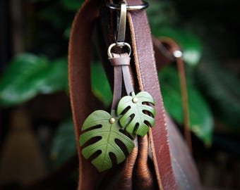 Monstera Leaf Leather Bag Charm Small / Monstera Keychain / Tropical Plant Lover Gift Ideas / Cute Cottagecore Key Accessories