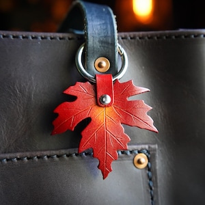 Breloque de sac en cuir feuille d'érable / Style sac à main ou fourre-tout / Porte-clés automne / Accessoires clés mignons / Idées cadeaux automne / Fabriqué au Canada
