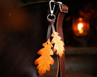 Oak Leaf Leather Bag Charm Keychain / Fall Gift Ideas / Cute Key Accessories / Ren Faire LARP Accessories / Made In Canada