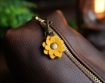 Daisy Leather Bag Charm / Upcycled Mini Flower Keychain / Spring Zipper Pull / Purse Charm / Plant Lover Gift / Tote Flair Made in Canada
