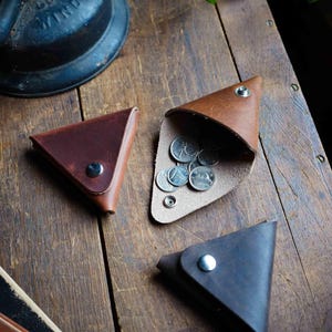 La pochette à langer en cuir de Skip / Classique // Minimaliste // Essentiels // Cadeau // Sur mesure // Triangle // EDC // À porter au quotidien