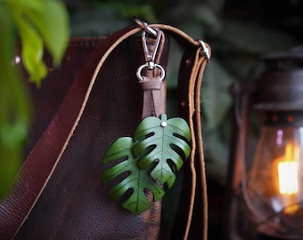Monstera Leaf Leather Bag Charm / Monstera Keychain / Tropical Plant Lover Gift Ideas / Cute Cottagecore Key Accessories