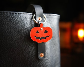 Jack O Lantern Leather Bag Charm / Spooky Purse Tote Flair / Halloween Keychain / Cute Key Accessories / Fall Gift Ideas / Made In Canada