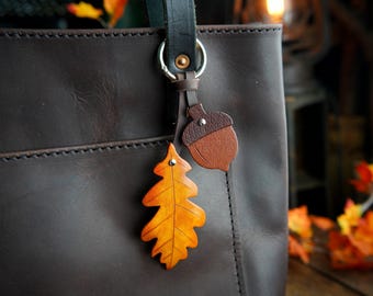 Oak Leaf and Acorn Leather Bag Charm Keychain / Fall Gift Ideas / Cute Key Accessories / Ren Faire LARP Accessories / Made In Canada