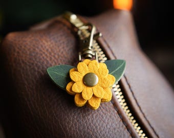 Daisy Leaf Leather Bag Charm / Upcycled Mini Flower Keychain / Spring Zipper Pull / Plant Lover Gift / Purse or Tote Flair Canada