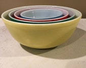 Vintage set of 4 Pyrex nesting bowls- primary colors