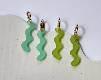 Créoles Huggie || Boucles d'oreilles abstraites légères et tendance en acrylique découpées au laser