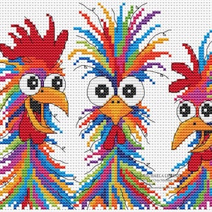 以下が含まれることがあります： カラフルなオンドリの頭が3つ描かれたクロスステッチパターン。各オンドリは赤い鶏冠、オレンジ色のくちばし、大きく表現力豊かな目をしています。羽は虹色の鮮やかな混合色で、気まぐれで陽気なデザインを作り出しています。