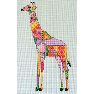 Peut inclure: Un motif de point de croix de girafe en patchwork coloré avec des carrés de tissu rose, jaune, vert, orange et violet. La girafe est debout sur un fond bleu clair.