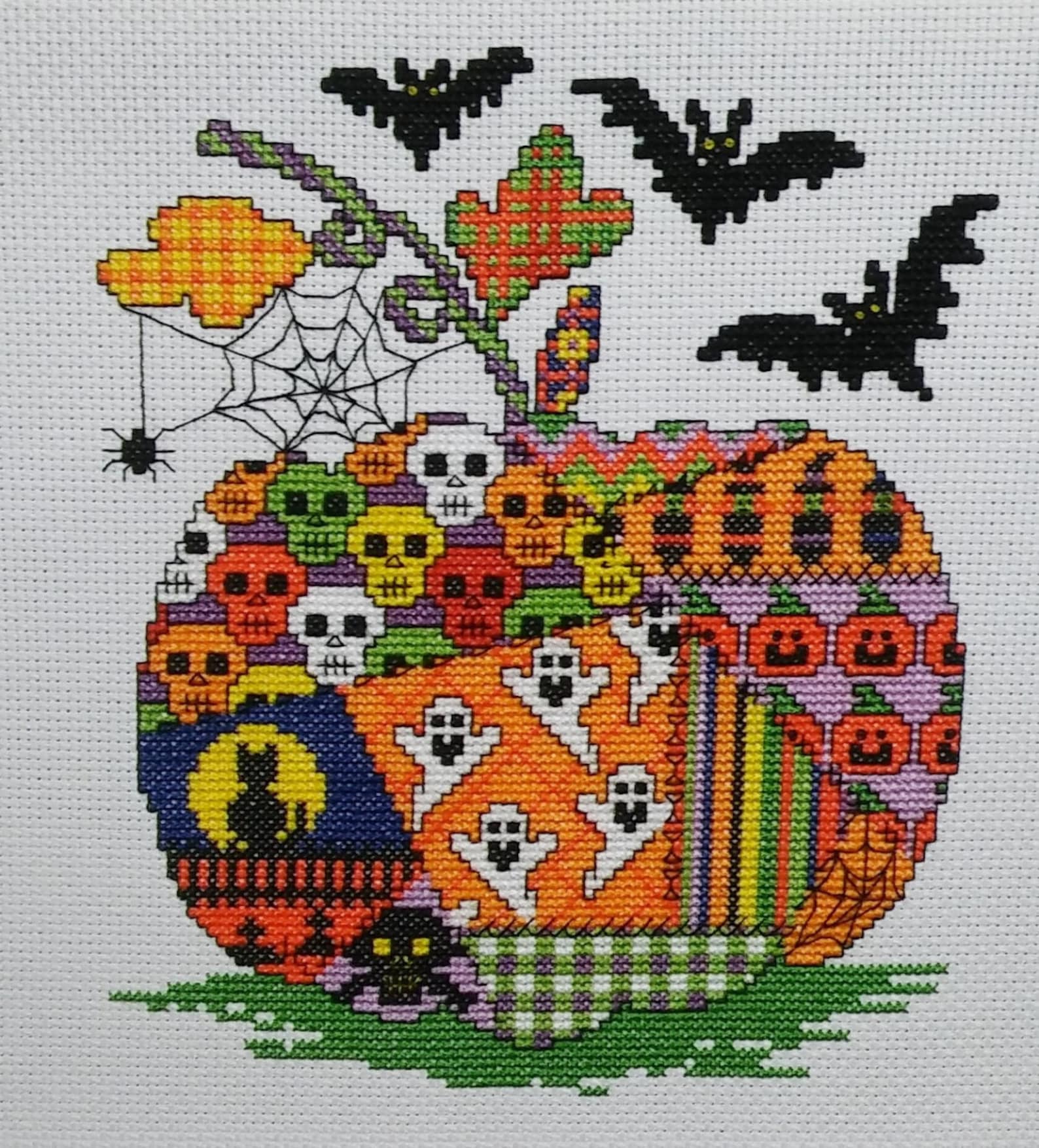 Схемы тыквы. Примитивы Хэллоуин вышивка крестом. Вышивка крестом тыква. Вышивка тыквы крестиком. Вышивка крестом домик тыква.