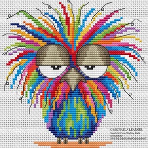 以下が含まれることがあります： 不機嫌そうな表情の鳥のカラフルなクロスステッチデザイン。鳥は羽に虹色の色を持ち、茶色のくちばしがあります。背景はグリッドパターンで白です。